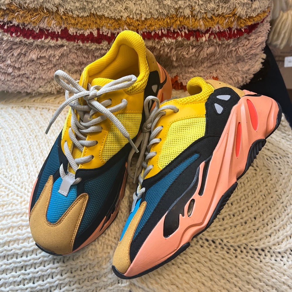 DUPE- Yeezy Boost 700
